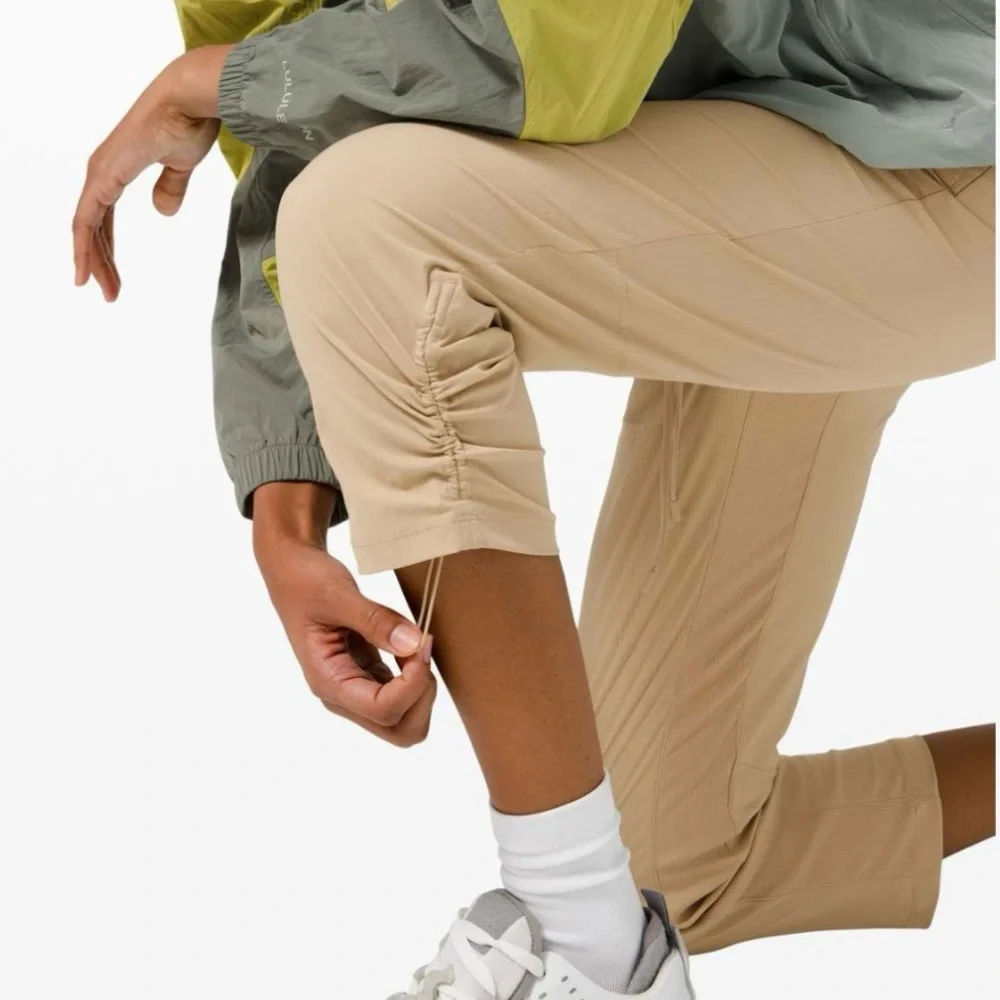 Lululemon Beyond the Studio Crop - Picture 2 of 16